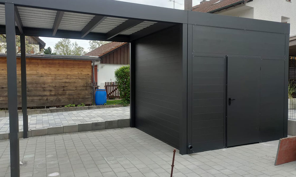 Freistehender Carport mit Arbeitsschuppen